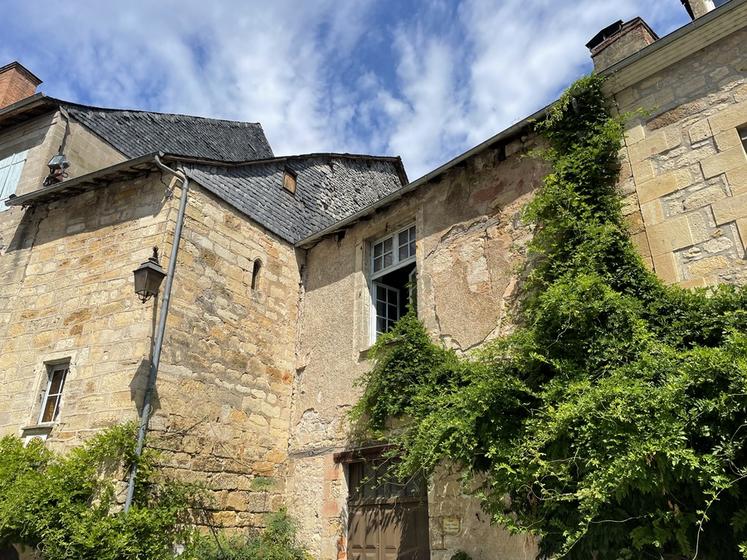 Des façades de bâtiments anciens en pierre à Terrasson-Lavilledieu (Dordogne).