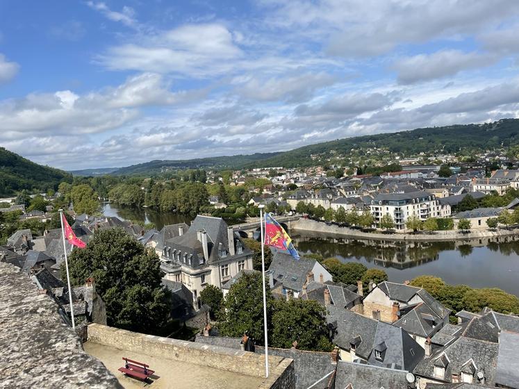 Vue sur la vallée de la Vézère depuis Terrasson-Lavilledieu (Dordogne).