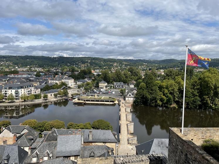 Vue sur Terrasson-Lavilledieu depuis la ville haute.