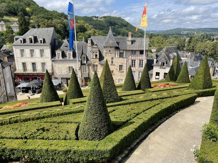 Petit labyrinthe en descendant vers la place Bouquier, à Terrasson-Lavilledieu (Dordogne).