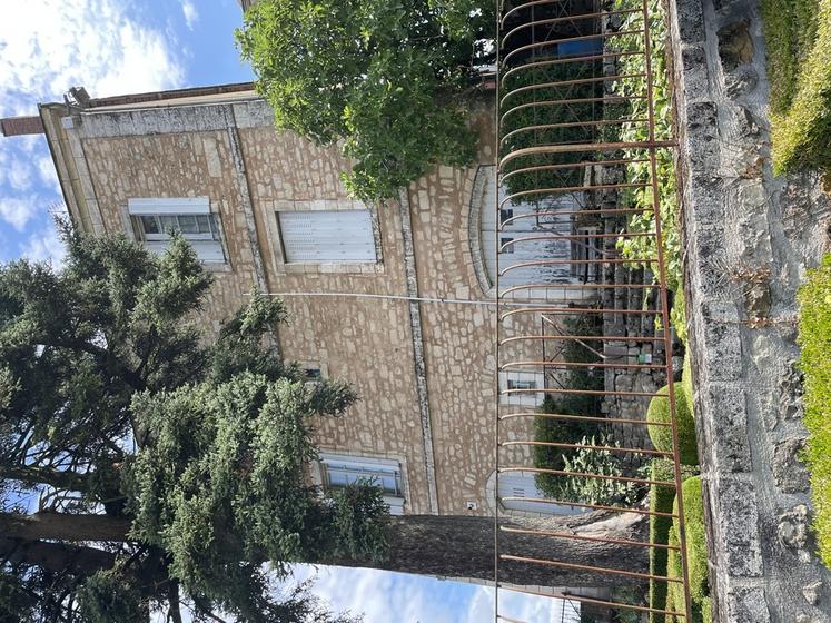 Façade d'une maison ancienne dans le vieux Terrasson (Dordogne).