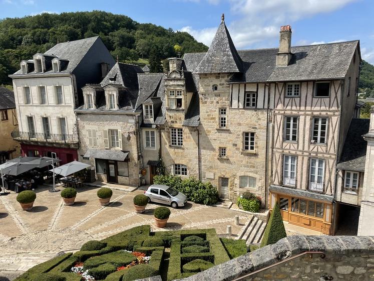 Vue sur la place et la maison Bouquier à Terrasson-Lavilledieu (Dordogne).