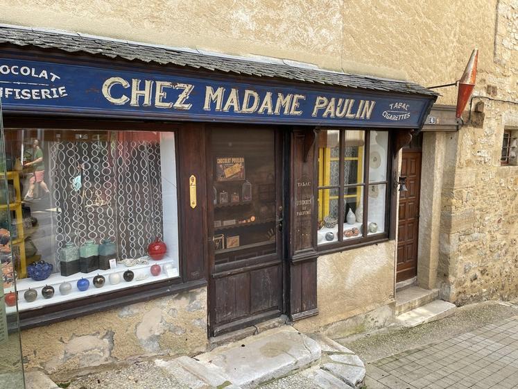 De nombreuses échoppes animent la vieille ville de Terrasson-Lavilledieu (Dordogne).