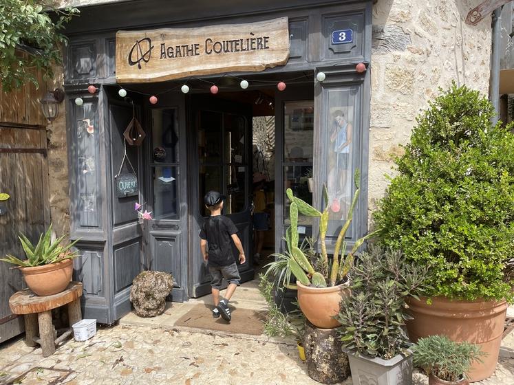 À Terrasson-Lavilledieu, les échoppes et ateliers d'artisan sont accueillants.