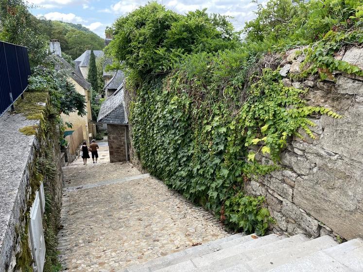 La balade à travers les ruelles de Terrasson-Lavilledieu (Dordogne) aiguise les mollets.