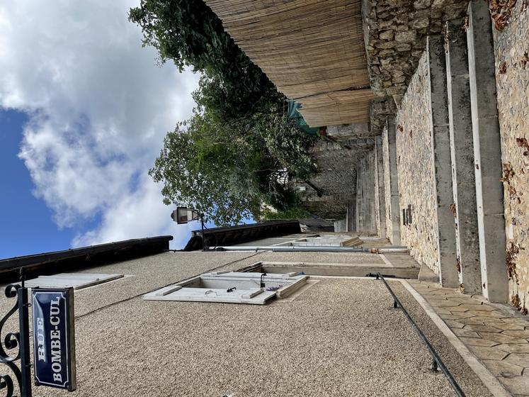 En l'empruntant, on comprend vite pourquoi cette rue porte le nom de "Bombe-cul".