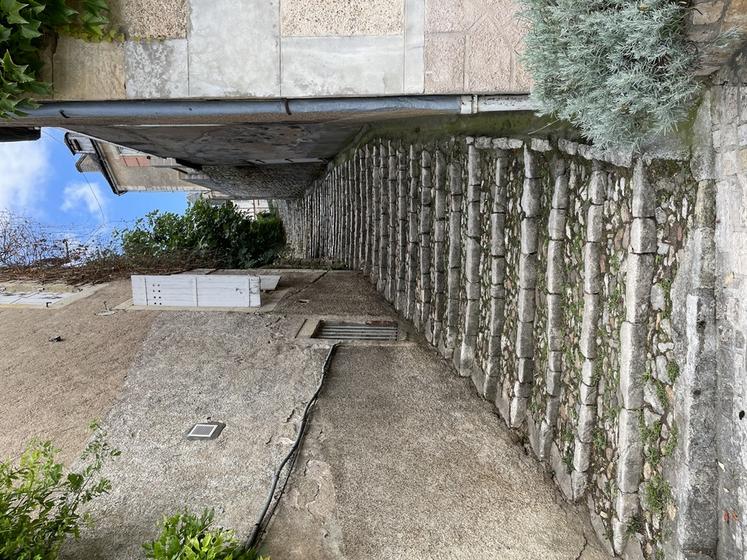 À Terrasson-Lavilledieu, ruelle avec un escalier en pierres.