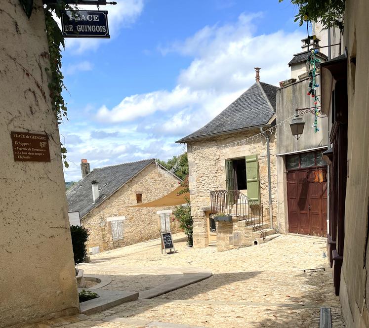 La place de Guingois à Terrasson-Lavilledieu (Dordogne).