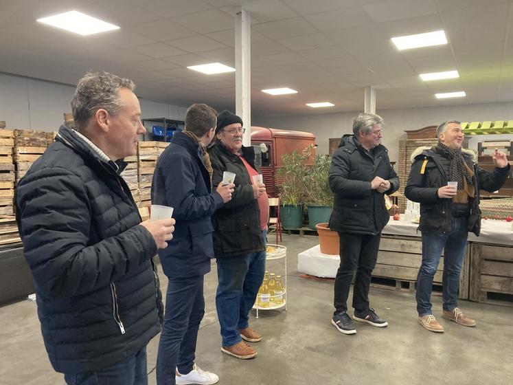 Une dizaine d’agriculteurs se sont réunis chez Olivier Poulard, arboriculteur au nord d’Orléans et candidat aux élections Chambre.