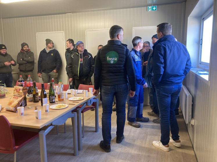 À Bray-Saint-Aignan, au nord de Sully-sur-Loire, Jérôme Masson, maraîcher et administrateur FNSEA 45, a accueilli les agriculteurs pour un apéritif d’échanges autour du rôle de la chambre d’Agriculture. Il est un acteur essentiel de la filière betterave rouge.