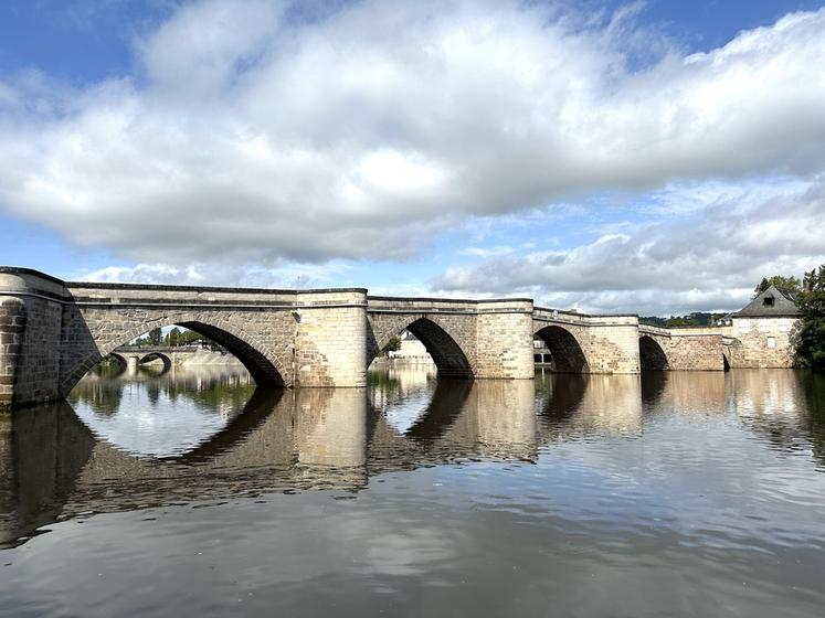 Le pont vieux de Terrasson-Lavilledieu (Dordogne).