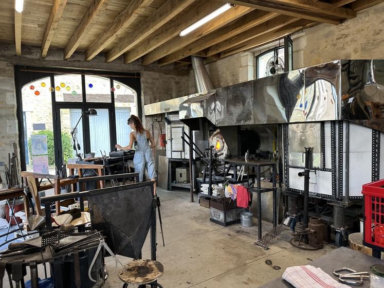 L'atelier de souffleurs de verre à Terrasson-Lavilledieu (Dordogne).