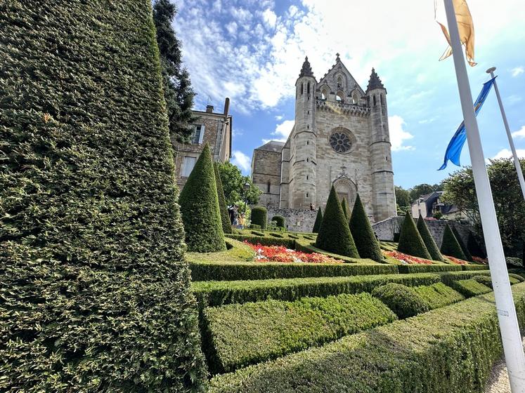 Vue en contre-plongée sur l'église Saint-Sour à Terrasson-Lavilledieu (Dordogne).