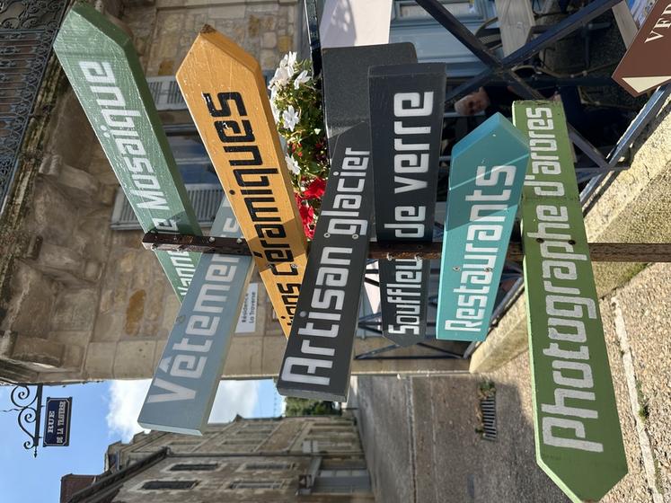 Artisans, expositions, échoppes... Terrasson-Lavilledieu (Dordogne) est très animée.