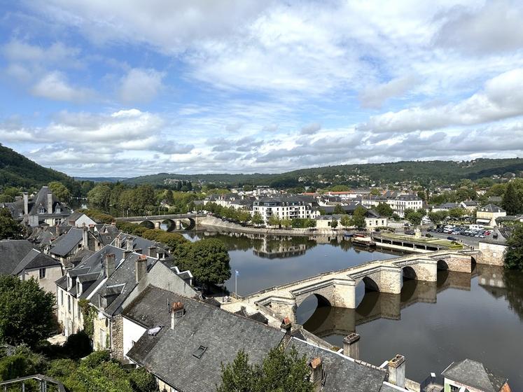 À Terrasson-Lavilledieu (Dordogne), le pont vieux fait la liaison entre les deux quartiers.