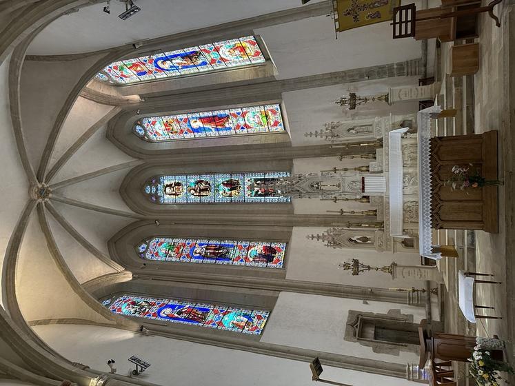 Les vitraux à l'intérieur de l'église Saint-Sour à Terrasson-Lavilledieu (Dordogne).