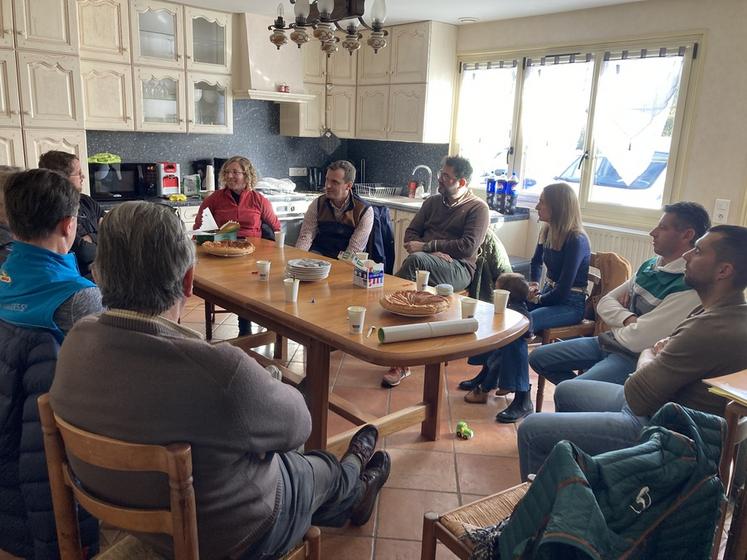 Chloé Bauduin, productrice d’asperges et candidate aux élections Chambre, a accueilli les agriculteurs du secteur du Giennois sur son exploitation.