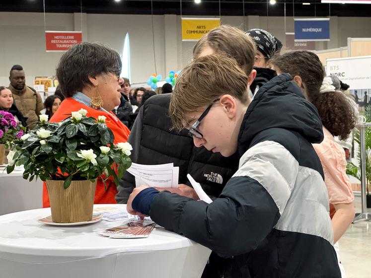 Vendredi 24 janvier, à Chartres. Les organisateurs du Forum de l'orientation ont proposé aux jeunes visiteurs de découvrir les formations et les métiers du vivant à travers des jeux.