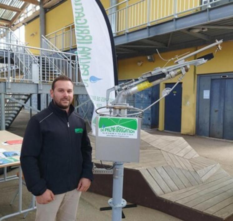 Le 12 septembre dernier, au Subdray (Cher). M. Di Palma poursuit les inventions après son père et son grand-père dans le domaine de l’irrigation. Ici, il présente le Gun Corner. 