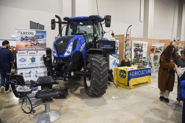 Vendredi 24 janvier, à Chartres. Le groupe Lecoq a installé un tracteur et un simulateur au milieu du Forum de l'orientation.