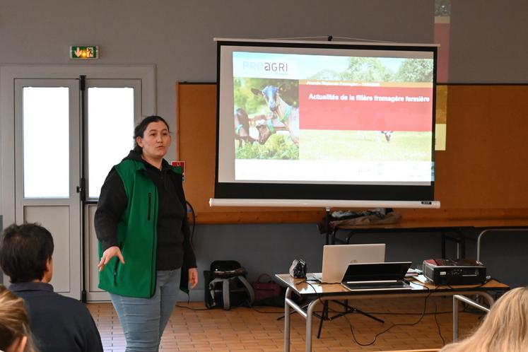 Mardi 14 janvier, à Selles-sur-Cher. Morgane Dumont, conseillère spécialisée en transformation laitière à la chambre d’Agriculture du Cher, est intervenue sur les actualités réglementaires durant la Journée fromagère.
