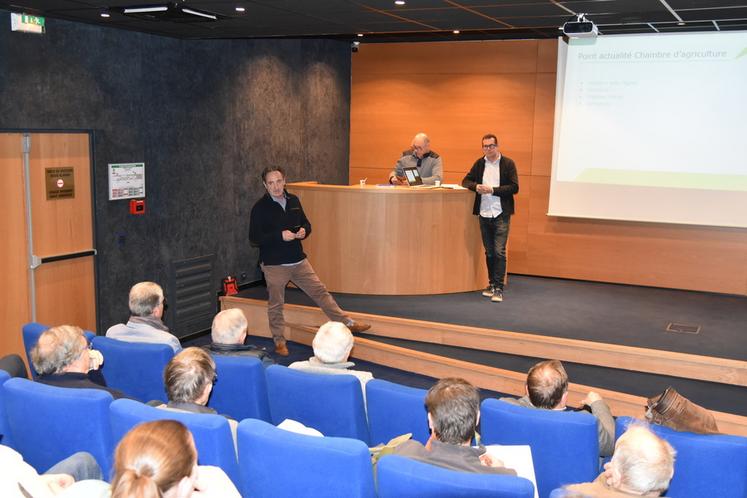Lundi 27 janvier, à Osny (Val-d'Oise). Christophe Dion, chef du service agronomie, et Stéphane Rolland, conseiller technique, sont intervenus lors de l'assemblée générale du Cercle des maraîchers.