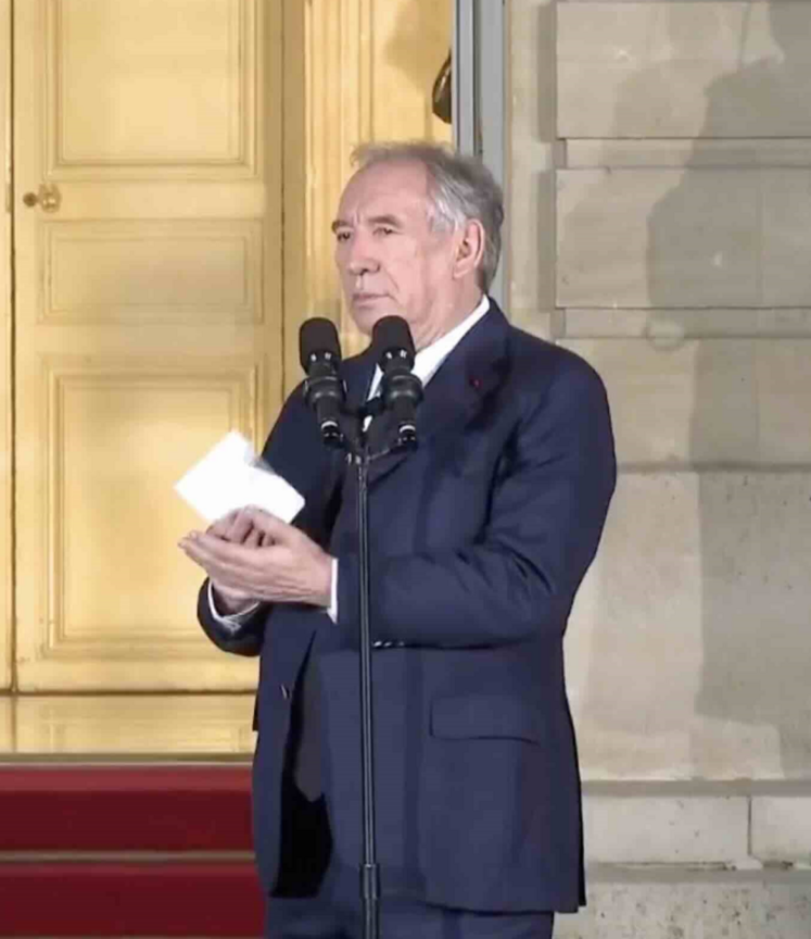 François Bayrou lors de la passation de pouvoir avec Michel Barnier.