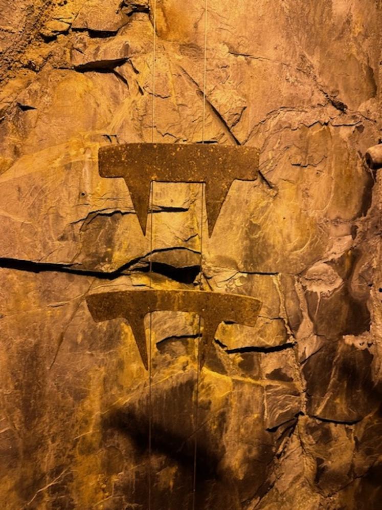 Présentation des outils des ardoisiers, aux Pans de Travassac.