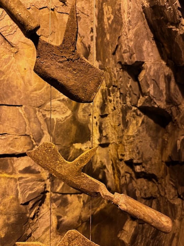 Présentation des outils des ardoisiers, aux Pans de Travassac.