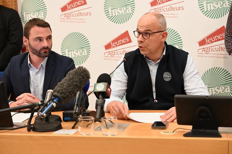 Jeudi 6 février 2025 au soir, Arnaud Rousseau (à d.), président de la FNSEA, et Pierrick Horel, président de Jeunes agriculteurs, tiennent une conférence de presse concernant les résultats aux élections des chambres d'Agriculture.