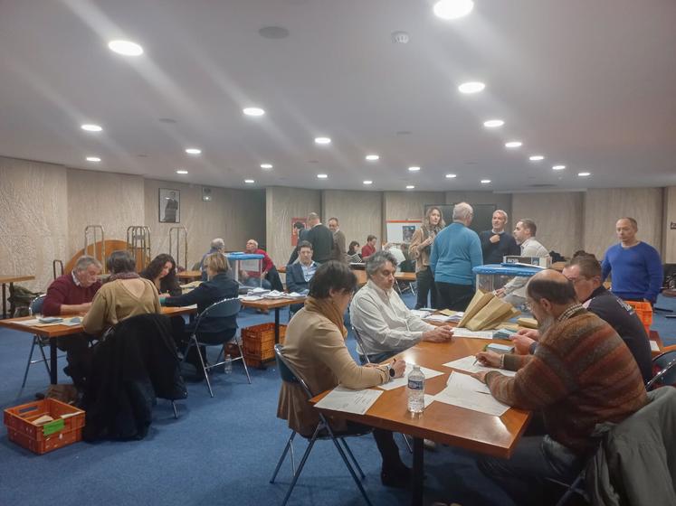 Jeudi 6 février, à Chartres. Le processus de dépouillement s'est déroulé dans uns salle de la préfecture.