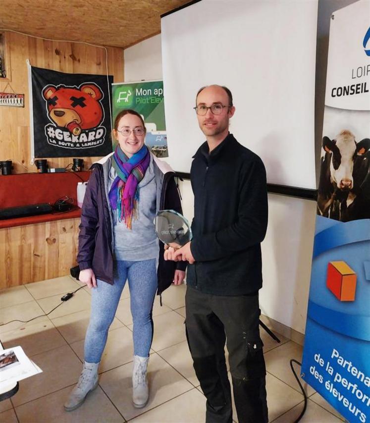 Aurélie Hersemeule-Garcia, présidente du Syndicat Conseil élevage lait de Loir-et-Cher, a remis les trophées Pilot'élevage aux lauréats. 