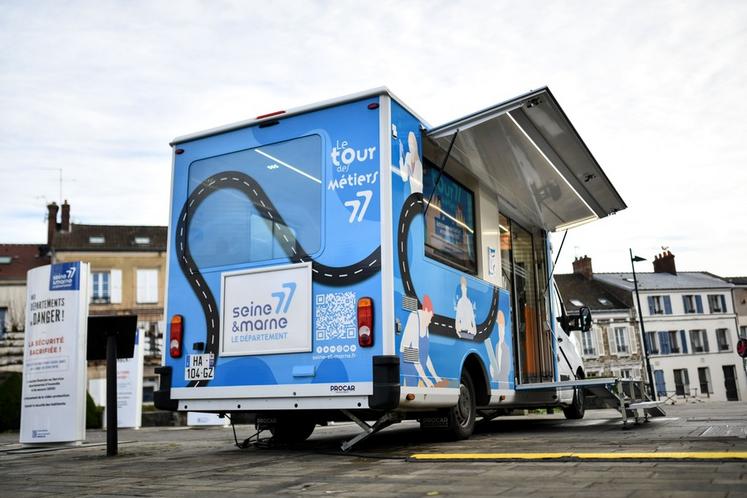 Le bus du Tour des métiers 77 lors de son lancement en décembre dernier.