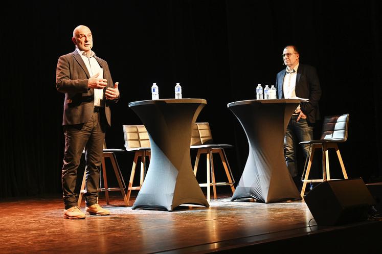 Mercredi 29 janvier, à Amilly (Loiret). François Jacques (à g.) et Cédric Benoist ont introduit cette soirée consacrée au blé de force. 