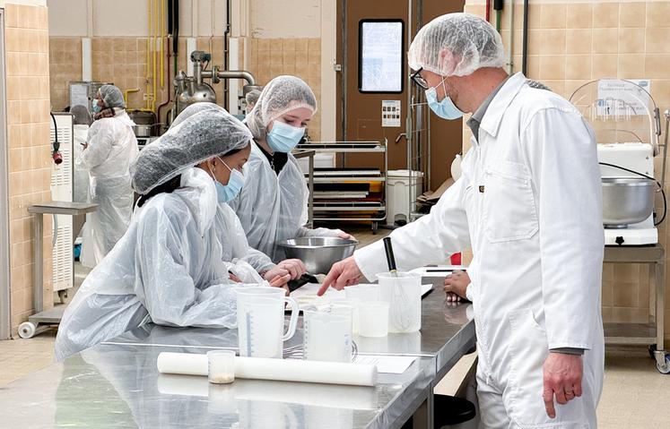 Le 14 janvier, à Sours. Les collégiens ont utilisé les outils de la halle agroalimentaire du campus Naturalim pour confectionner quelques produits.