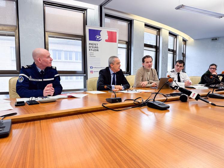 Le 5 février, à Chartres. Le colonel de gendarmerie Gabriel Lothe, le procureur de la République, Frédéric Chevalier, le commissaire de police Hervé Steyer (de g. à d.), entourent le préfet, Hervé Jonathan, pour dresser le bilan de la délinquance dans le département en 2024.
