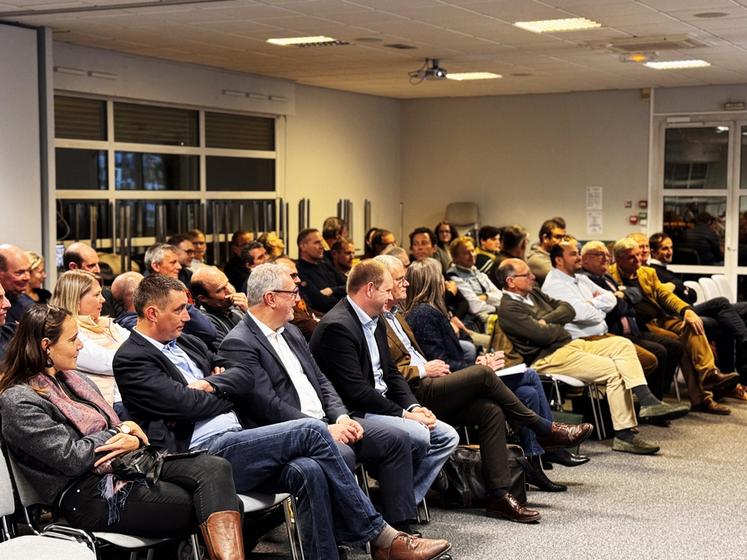 Salle comble au Chesnay pour le conseil d'administration électif et le passage de relai à la nouvelle équipe dirigeante de la FDSEA.  