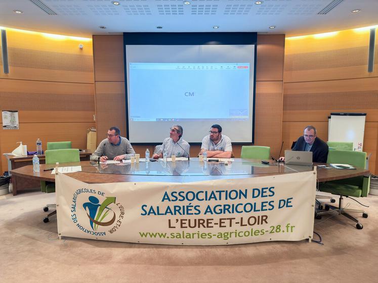 Vendredi 7 février, à Chartres. L'Asa 28, présidée par Daniel Bois (2e à g.) dispose d'un groupe d'échanges technique à destination des adhérents sur Whatsapp.