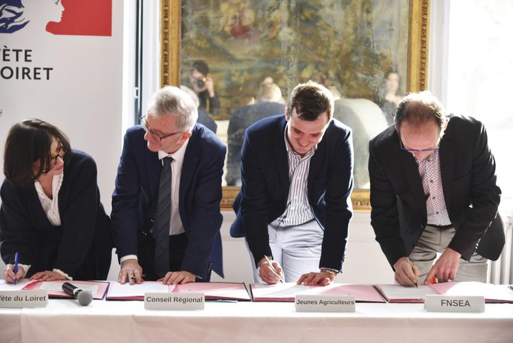 Mardi 11 février, à Orléans. Sophie Brocas, préfète du Loiret, François Bonneau président de la Région, Valentin Caron, président de JA 45, et Jean-Louis Lefaucheux (de g. à d.), secrétaire général de la FNSEA 45, ont signé la charte des contrôles uniques. 