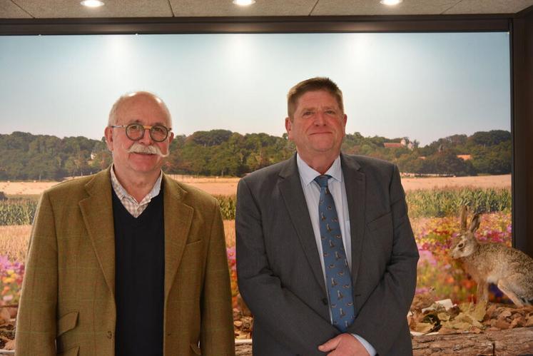 Jeudi 13 février, à Orléans. Alain Machenin (à g.), président de la Fédération départementale des chasseurs du Loiret, a reçu Willy Schraen (à d.), président de la Fédération nationale des chasseurs.