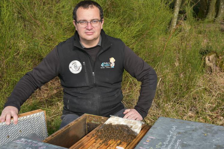 Miguel Vercruyce élève des abeilles de race Buckfast dans l'est du Loiret.