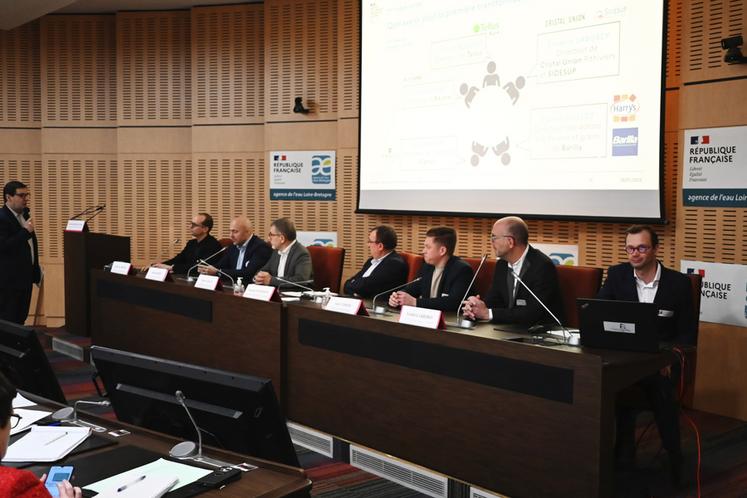 Plusieurs représentants d'entreprises implantées en région Centre-Val de Loire sont intervenus lors d'une table ronde pour évoquer l'importance de transformer localement. 