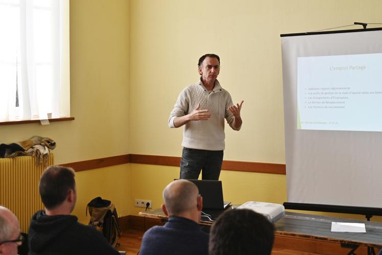 Rémy Dubois, chargé de mission emploi à la FNSEA Centre-Val de Loire, est intervenu pour expliquer les différents groupements d'employeurs existant sur le territoire. 