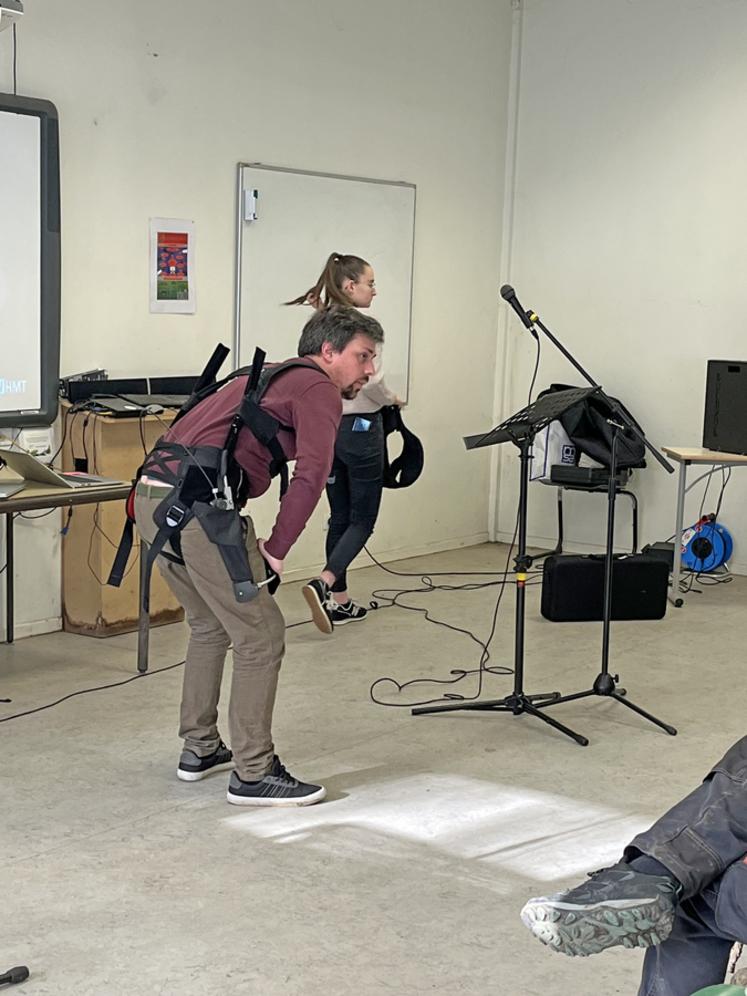 Jeudi 13 février, à Marcoussis (Essonne). Le campus Saint-Antoine a organisé une rencontre sur les exosquelettes en agriculture.