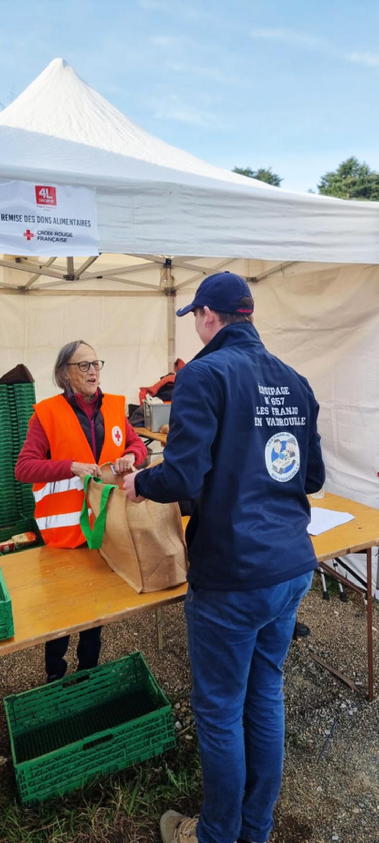 Remise des dons alimentaires à la Croix-Rouge à Biarritz avant le départ officiel de la course.