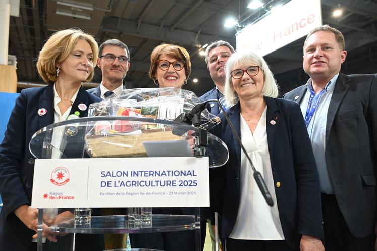 À Paris, dimanche 23 février. La présidente de la Région Île-de-France, Valérie Pécresse, a inauguré l'espace francilien du Salon de l'agriculture, entourée notamment de la ministre Annie Genevard. 