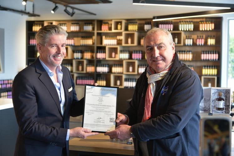 Le président d'Origine France Garantie,Gilles Attaf (à d.), a officiellement remis la certification à Paul-Olivier Claudepierre, codirigeant de la vinaigrerie Martin-Pouret.