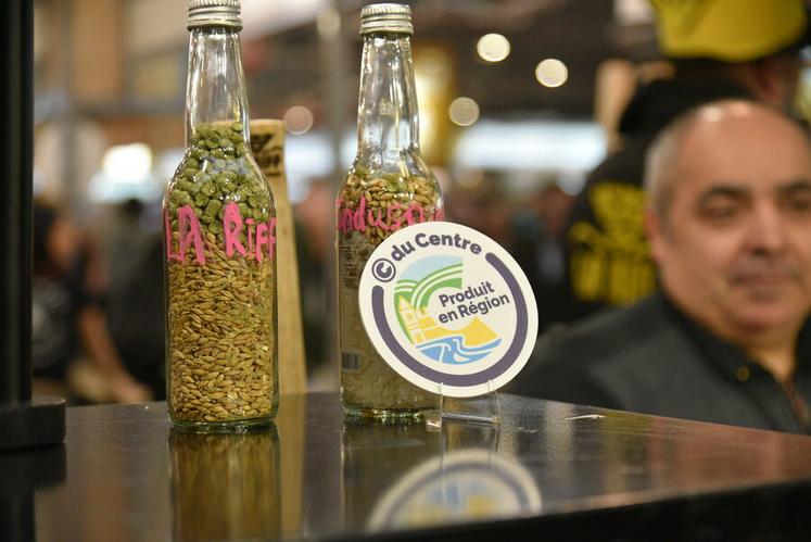 La marque C du Centre, qui a pour objectif de valoriser la filière agroalimentaire et les produits régionaux, est bien représentée sur les stands.  