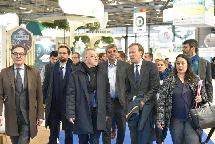 Mardi 25 février, au Sia, à Paris. La délégation du Centre-Val de Loire a commencé sa déambulation auprès des éleveurs avant un long moment passé sur le stand de la région. L'occasion pour eux de s'entretenir avec les producteurs présents. 