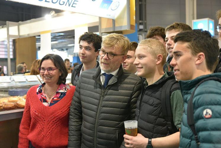 Présent lors de la déambulation de la délégation Centre-Val de Loire, l'ancien ministre de l'Agriculture et député du Loir-et-Cher Marc Fesneau s'est prêté au jeu des selfies avec des étudiants en lycée agricole. 